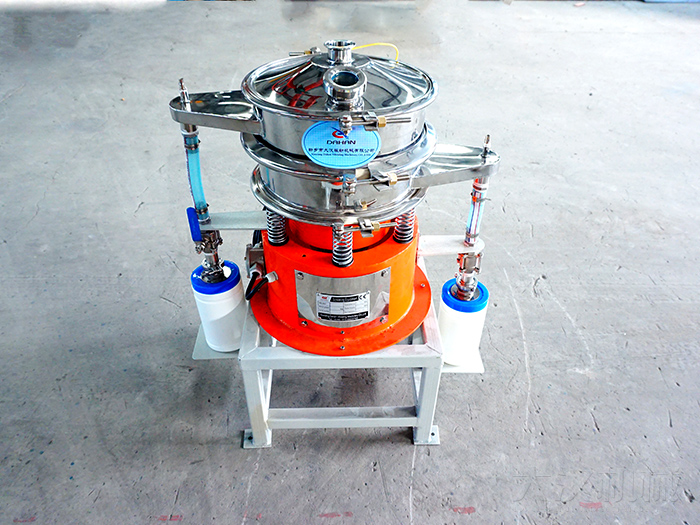 氣體保護振動篩采用304不銹鋼材質(zhì)，氣體保護軟管，防靜電裝置等制作而成。